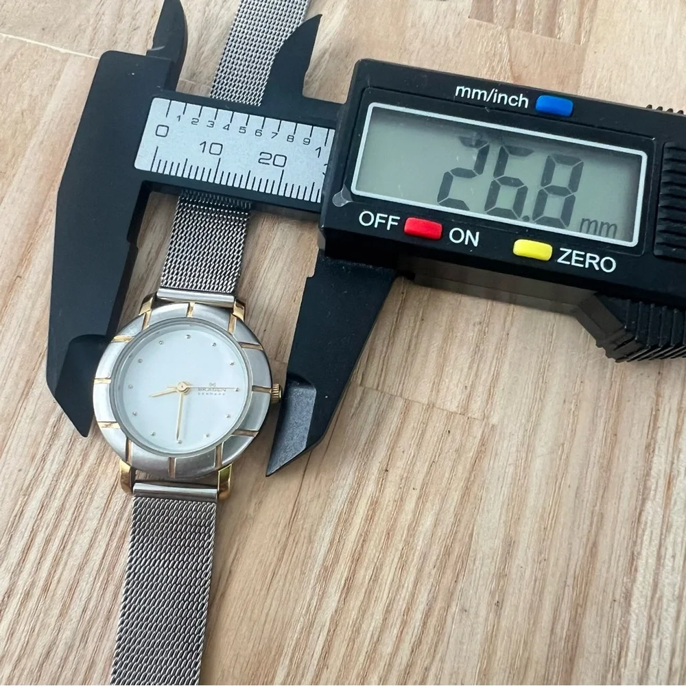 Skagen Denmark ladies round silver tone contemporary dress watch NEW BATTERY
